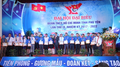 Lãnh đạo Trung ương Đoàn và lãnh đạo Tỉnh ủy trao kỷ niệm chương “Vì thế hệ trẻ” cho các cá nhân có nhiều đóng góp trong công tác Đoàn và phong trào TTN của tỉnh